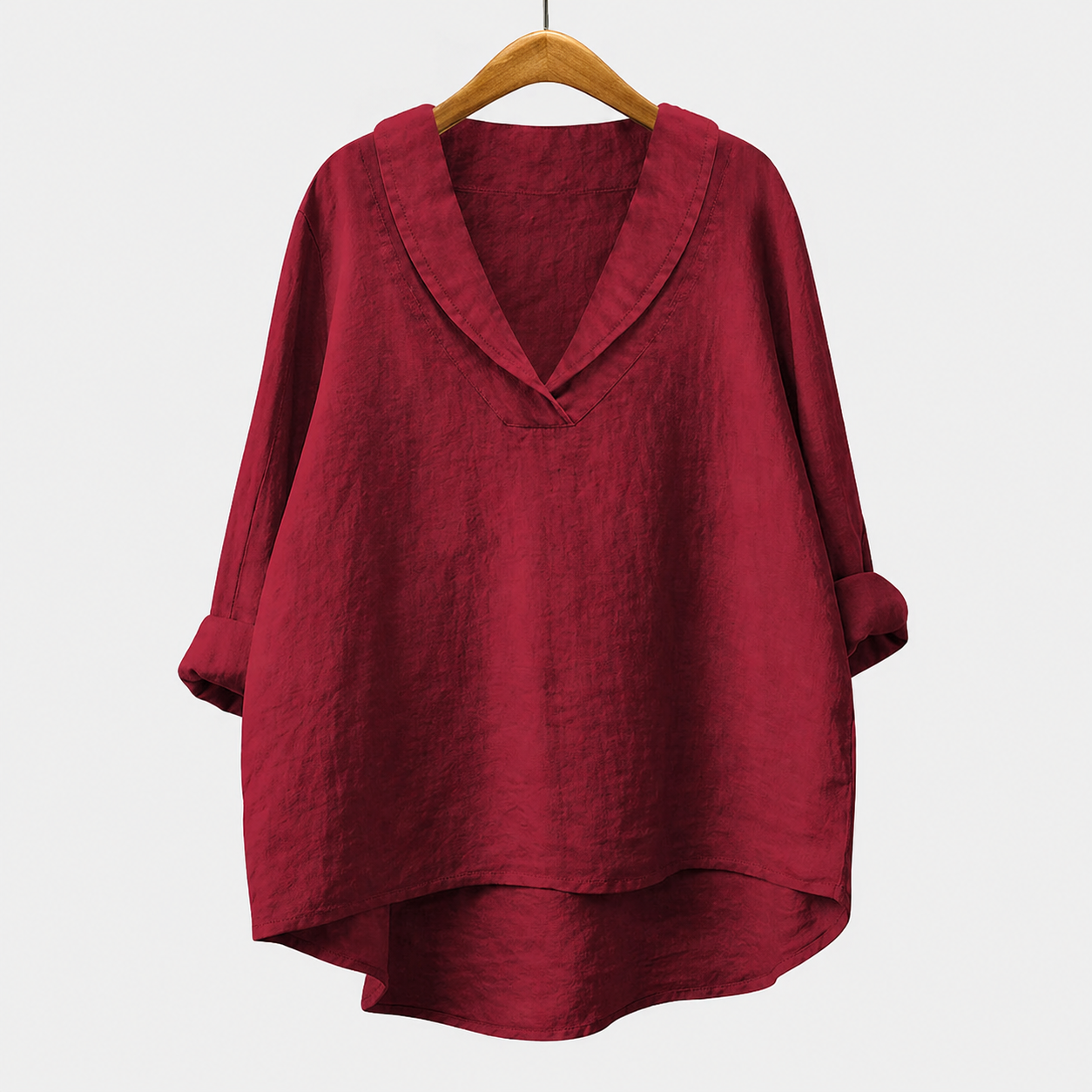 Blusa estiva rossa in tessuto leggero, scollo a V, maniche ampie, orlo irregolare.