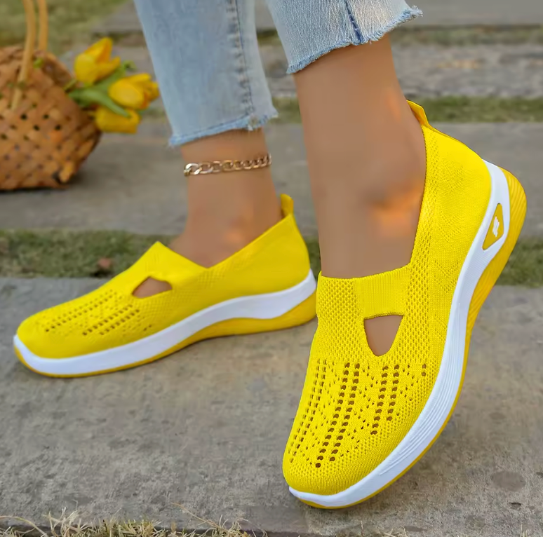 Scarpe antiscivolo in maglia gialla, suola bianca e traforo ovale sul lato