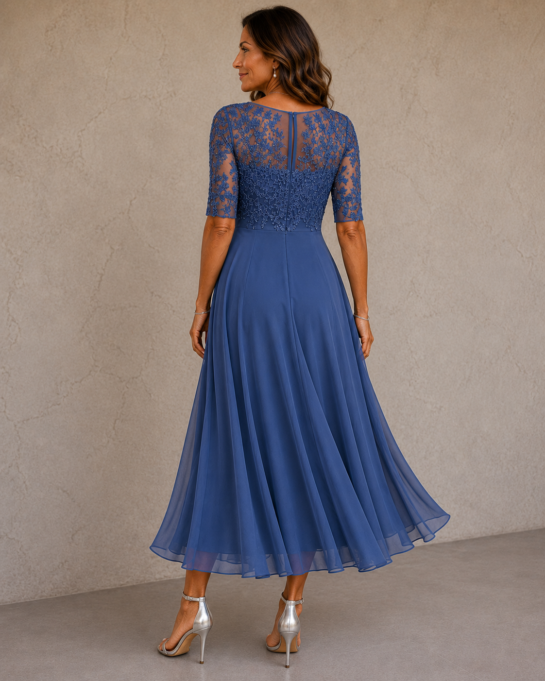 Abito elegante blu in pizzo e chiffon, dietro aderente, gonna a pieghe