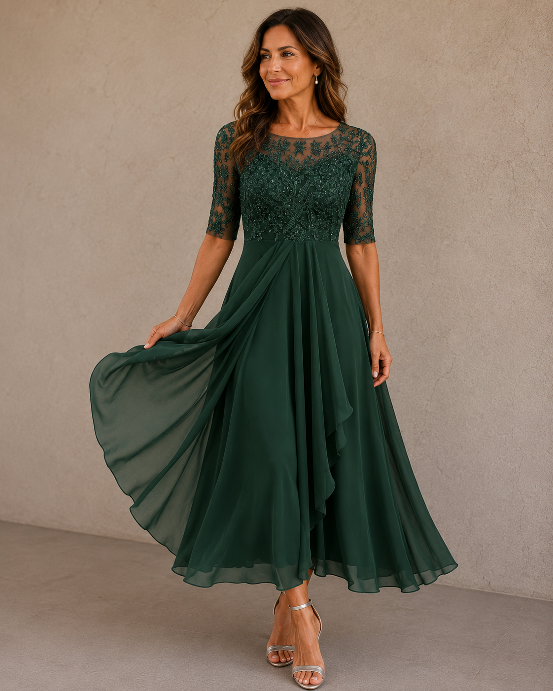 Abito elegante verde in pizzo e chiffon, maniche 3/4, gonna a pieghe