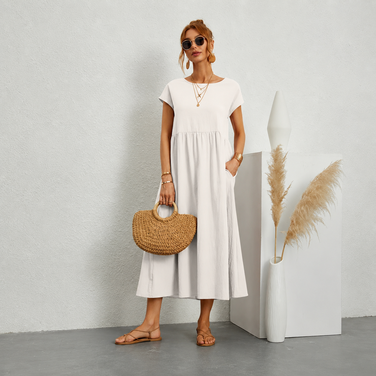 Abito midi bianco con maniche corte e scollo rotondo, gonna arricciata