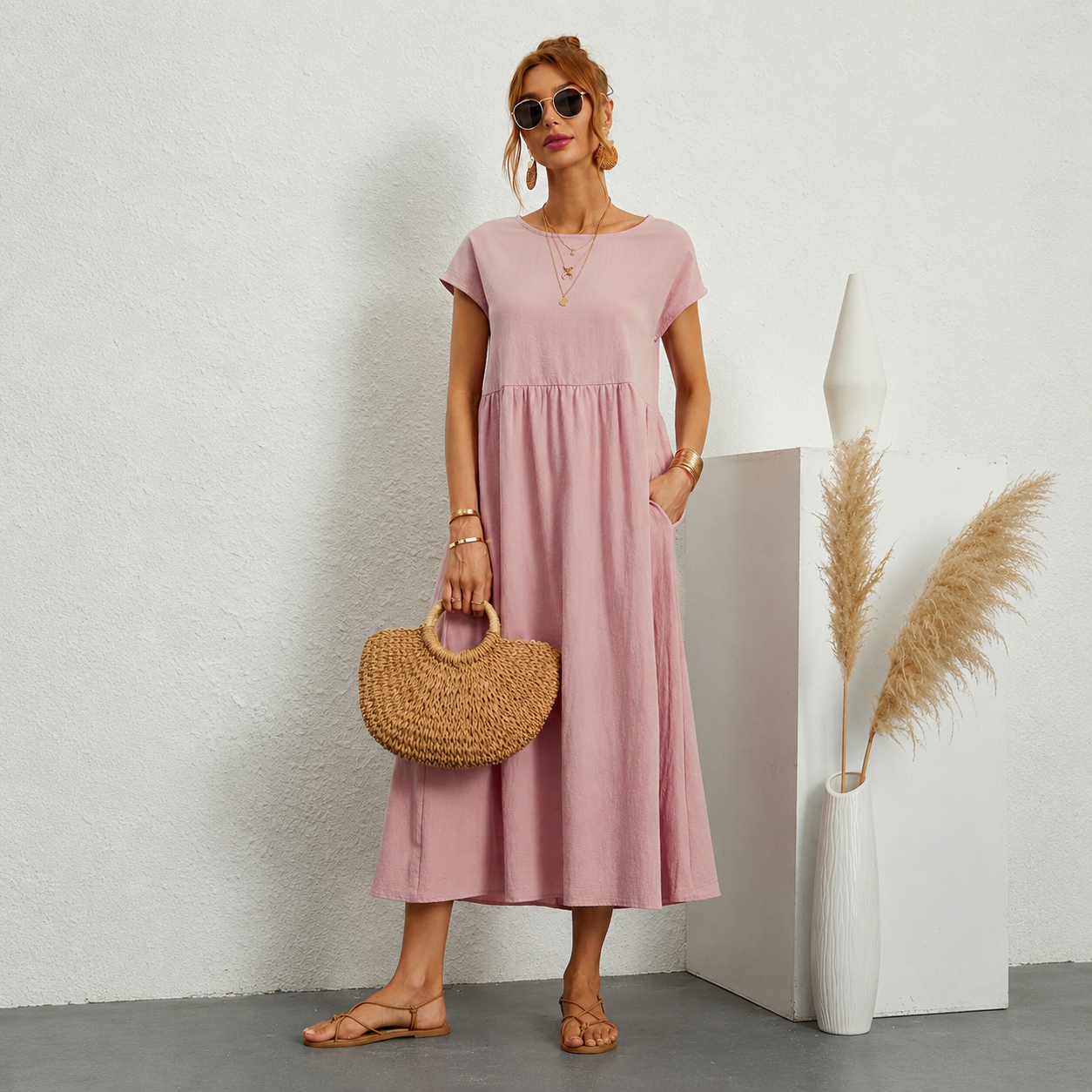 Abito midi rosa con maniche corte e scollo rotondo, gonna morbida a pieghe
