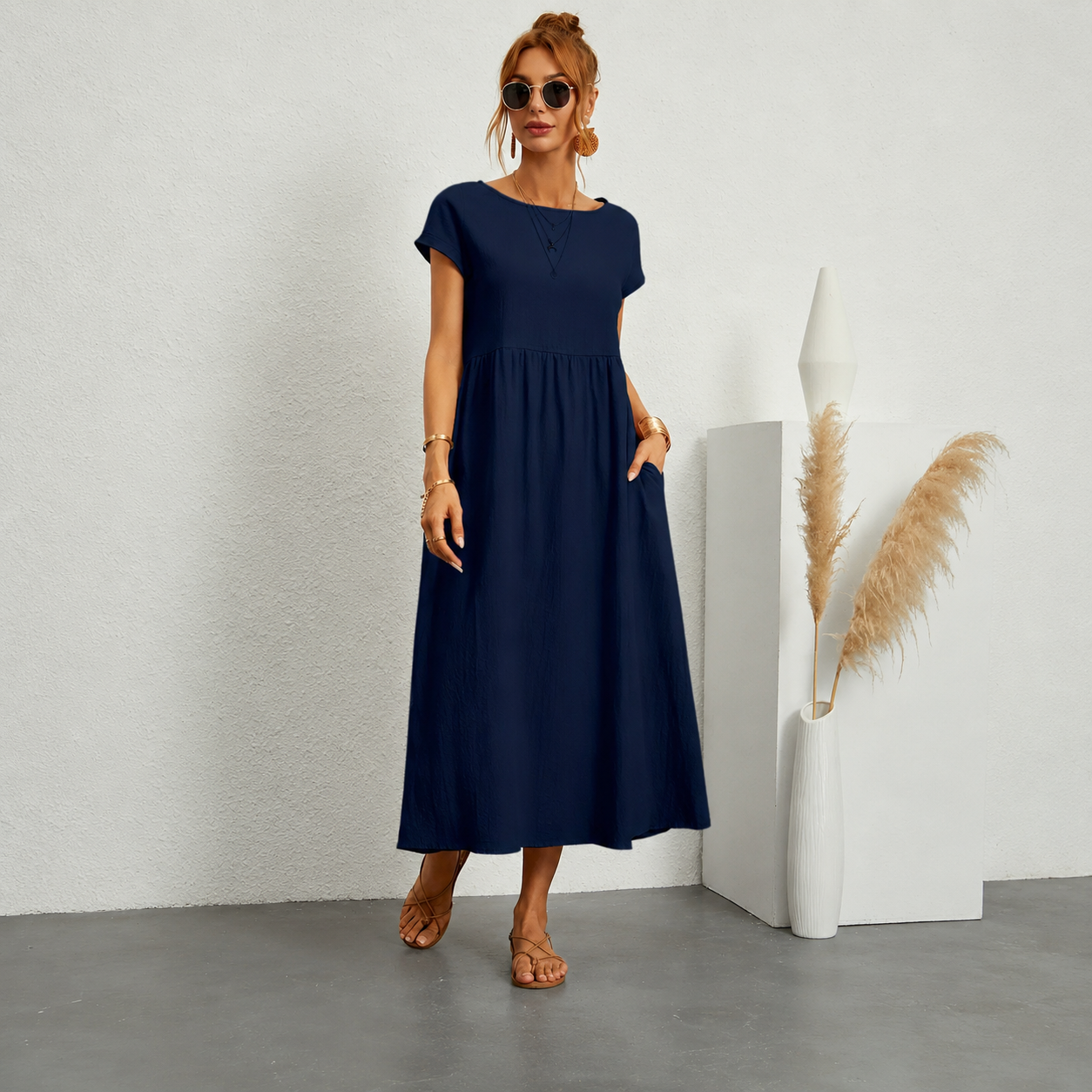 Abito midi blu marino con maniche corte e scollo rotondo, vita arricciata