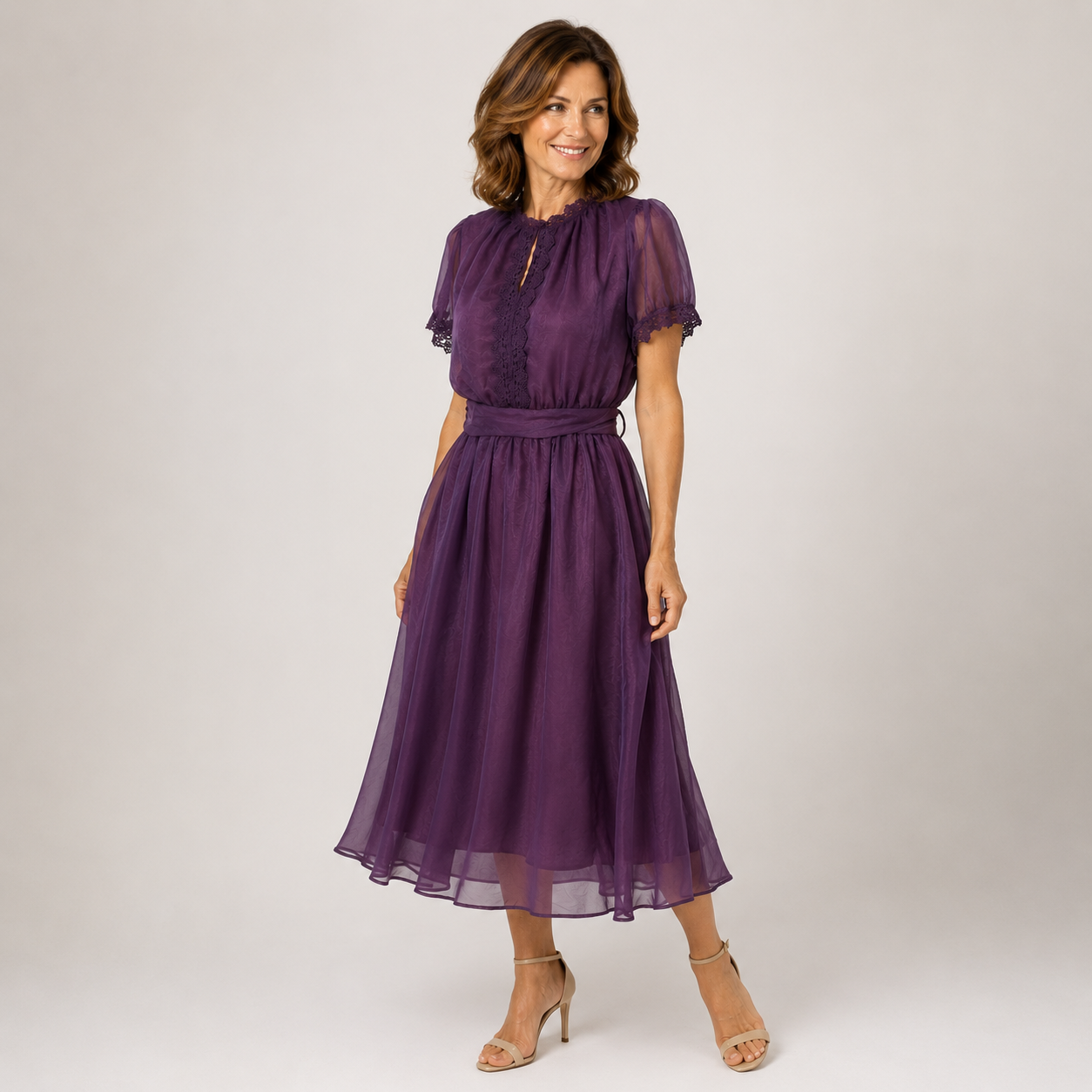 Abito maxi viola in chiffon, scollo a goccia con pizzo, maniche a palloncino e cintura in vita