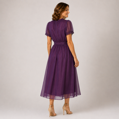 Abito maxi viola in chiffon con maniche a sbuffo e gonna ampia, dietro arricciata in vita