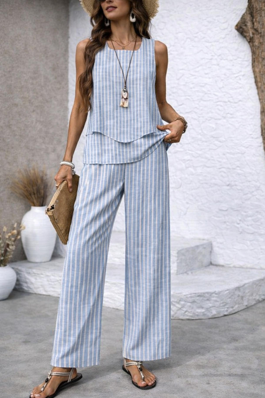 Completo a righe verticali azzurre: top smanicato e pantaloni palazzo