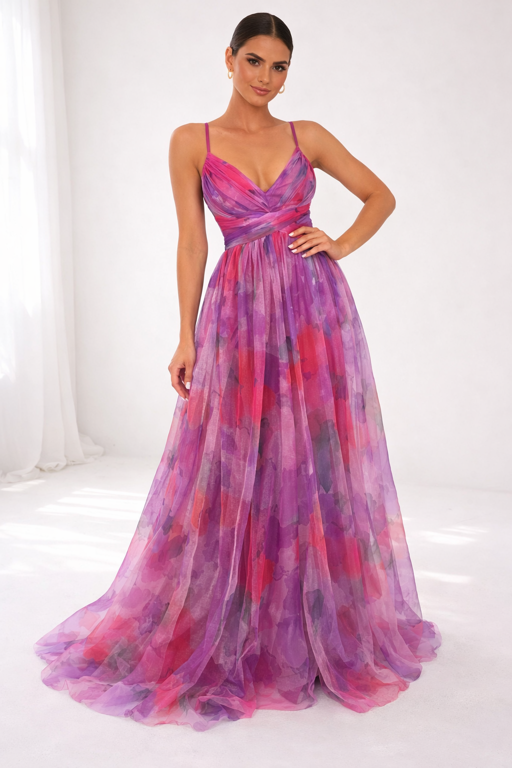 Vestito lungo con spalline sottili e scollo a V, fantasia acquerello viola-rosa, gonna ampia