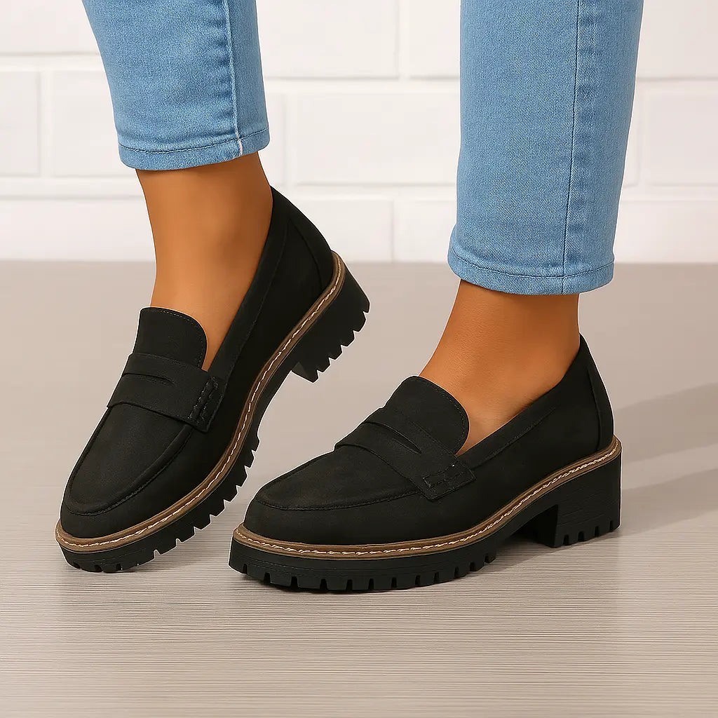 Mocassino comodo ergonomico nero, suola robusta con profilo e dettaglio frontale