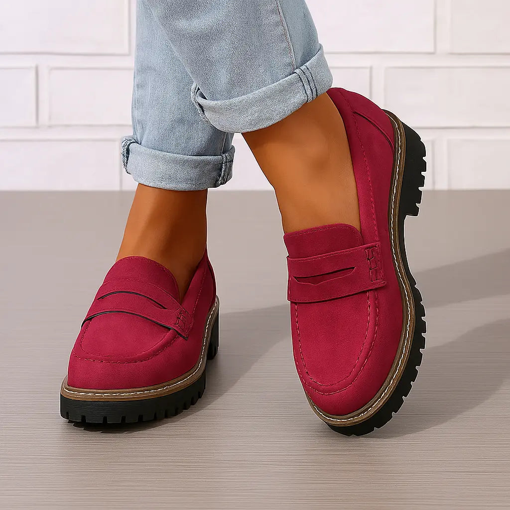 Mocassini ergonomici in suede rossi con suola scanalata e morsetto