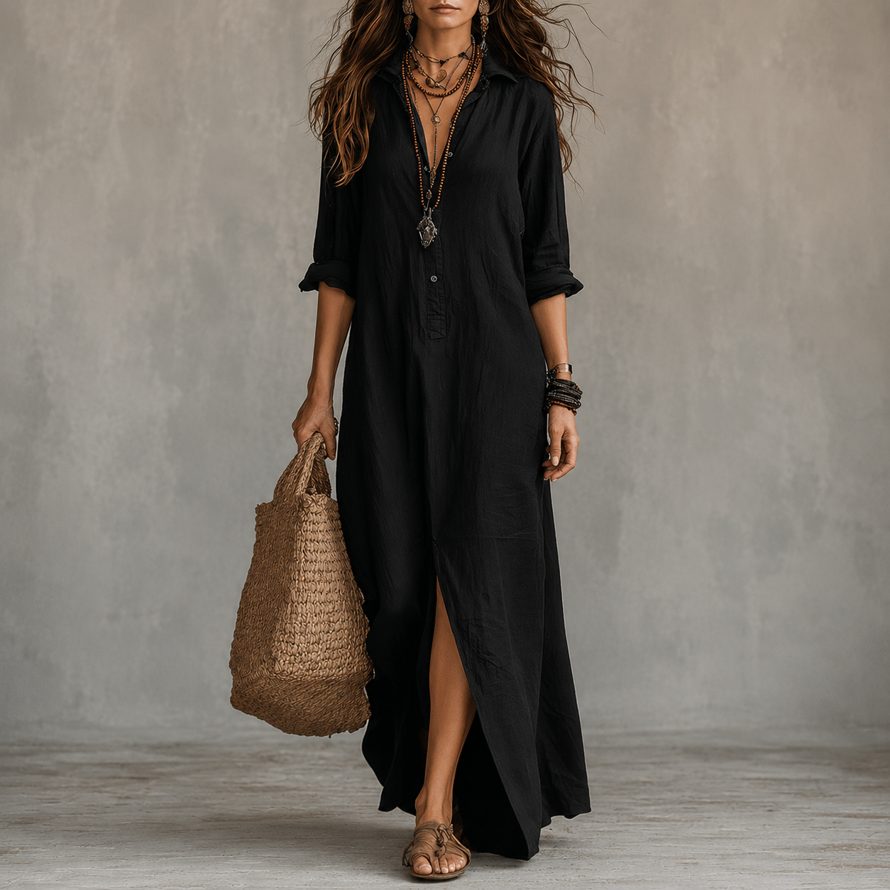 Abito maxi nero in tessuto leggero, scollo a V con bottoni, maniche a 3/4, spacco