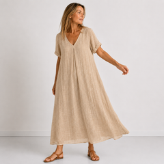 Abito estivo beige sabbia con scollo a V, maniche corte e gonna larga