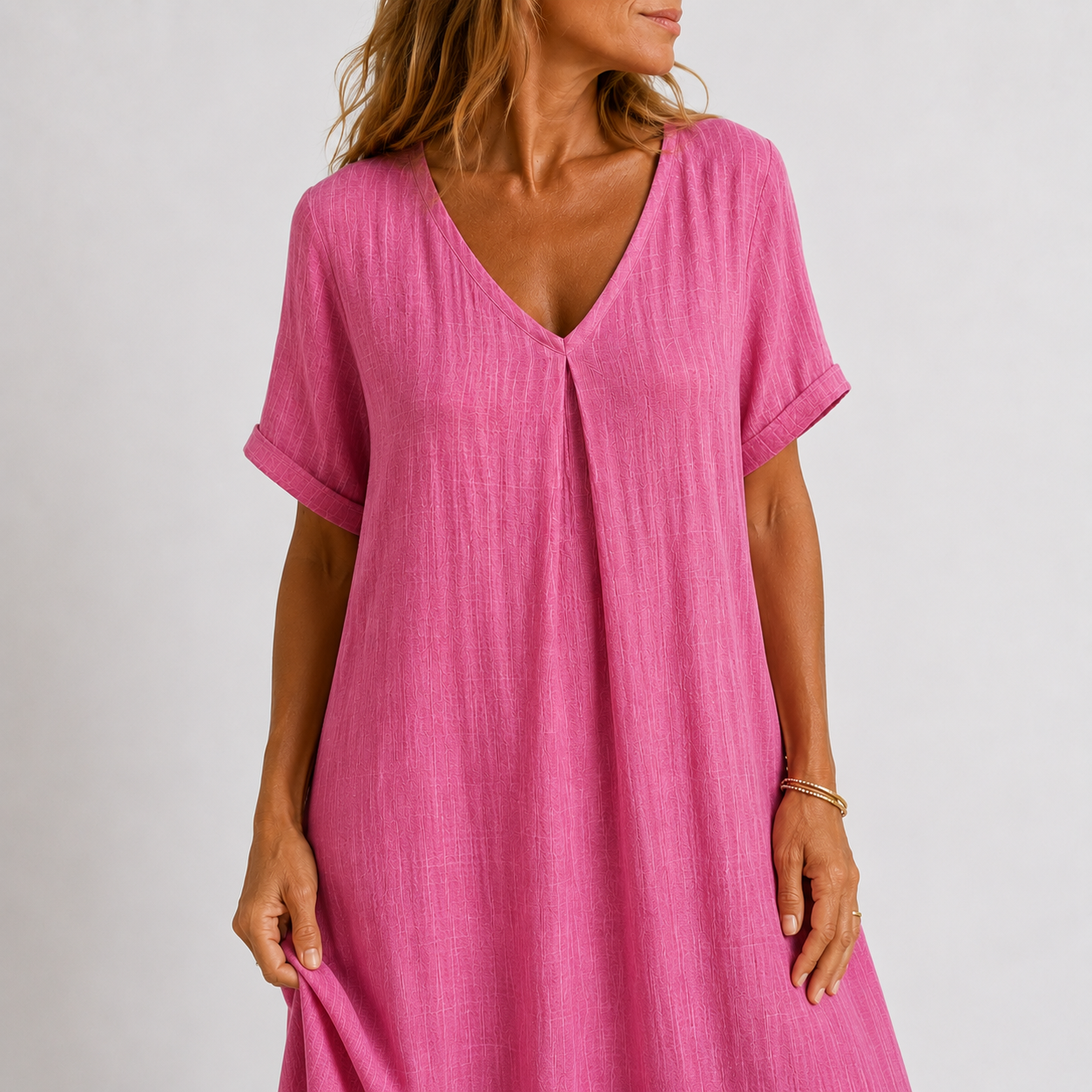 Abito estivo rosa fucsia con scollo a V, maniche corte e pieghe leggere