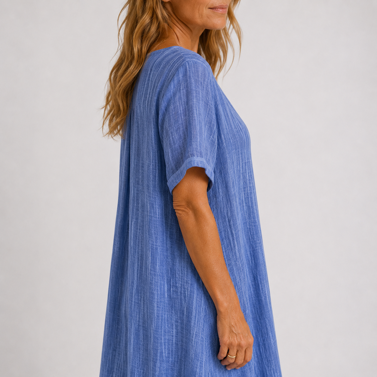Abito estivo blu mediterraneo sul lato, scollo a V e manica corta ampia