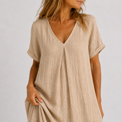 Abito estivo beige sabbia con scollo a V, maniche corte e tessuto leggero
