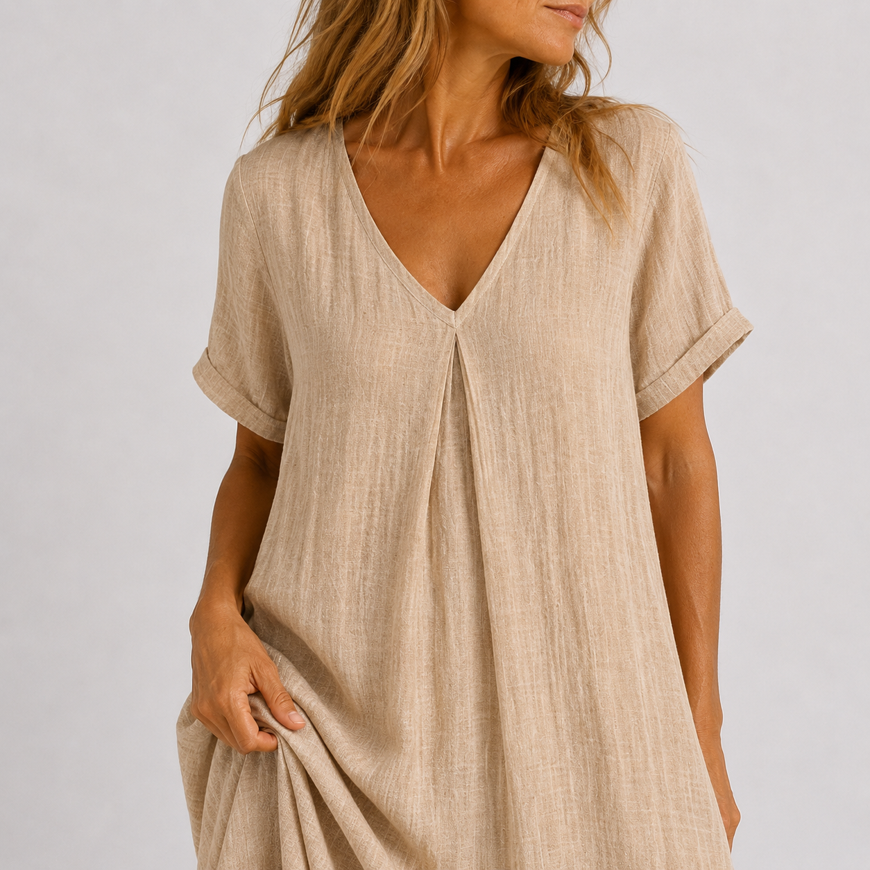 Abito estivo beige sabbia con scollo a V, maniche corte e tessuto leggero