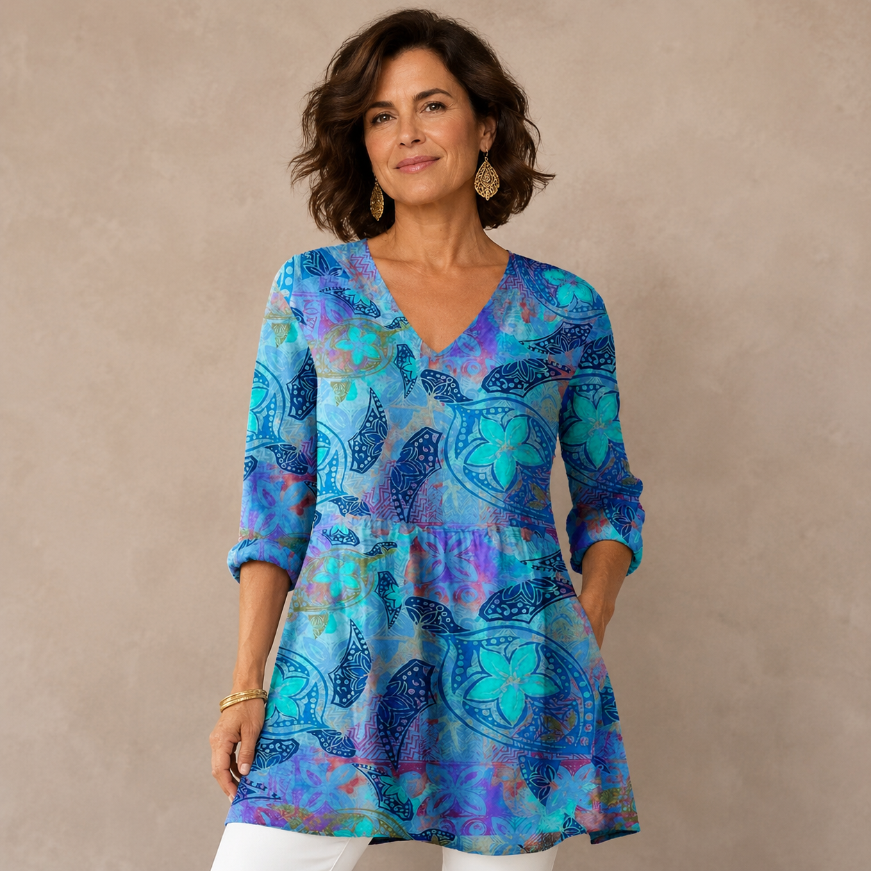 Tunica estiva fantasia blu con scollo a V, maniche 3/4 e motivo floreale astratto