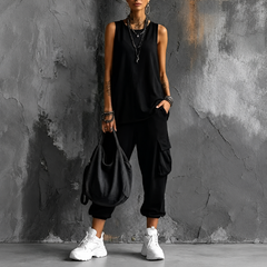 Completo elegante nero: top senza maniche e pantaloni cargo con tasche e pantalone morbido