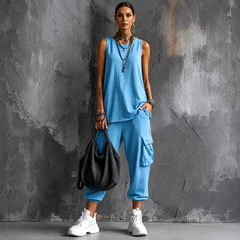 Completo elegante azzurro chiaro: top senza maniche e pantaloni cargo con tasche a marsupio