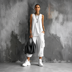 Completo elegante bianco: top senza maniche e pantaloni cargo con tasche e cintura
