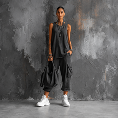 Completo elegante nero: top senza maniche leggero e pantaloni cargo con tasca applicata