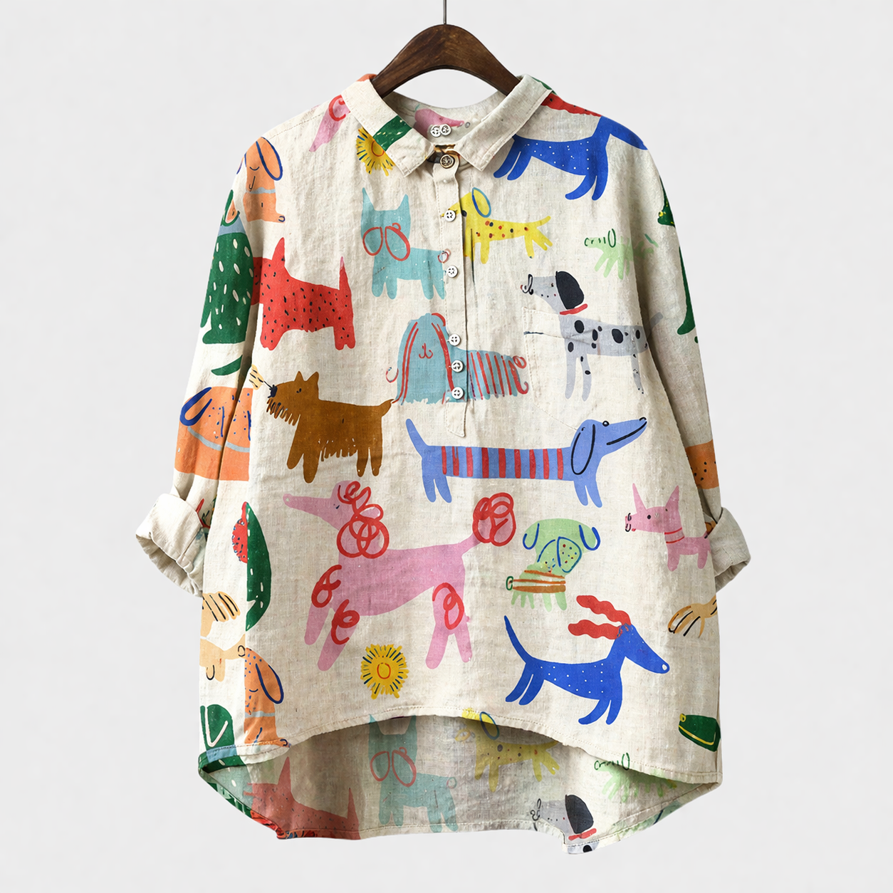 Blusa estiva beige con fantasia di cani e oggetti, bottoni frontali e colletto