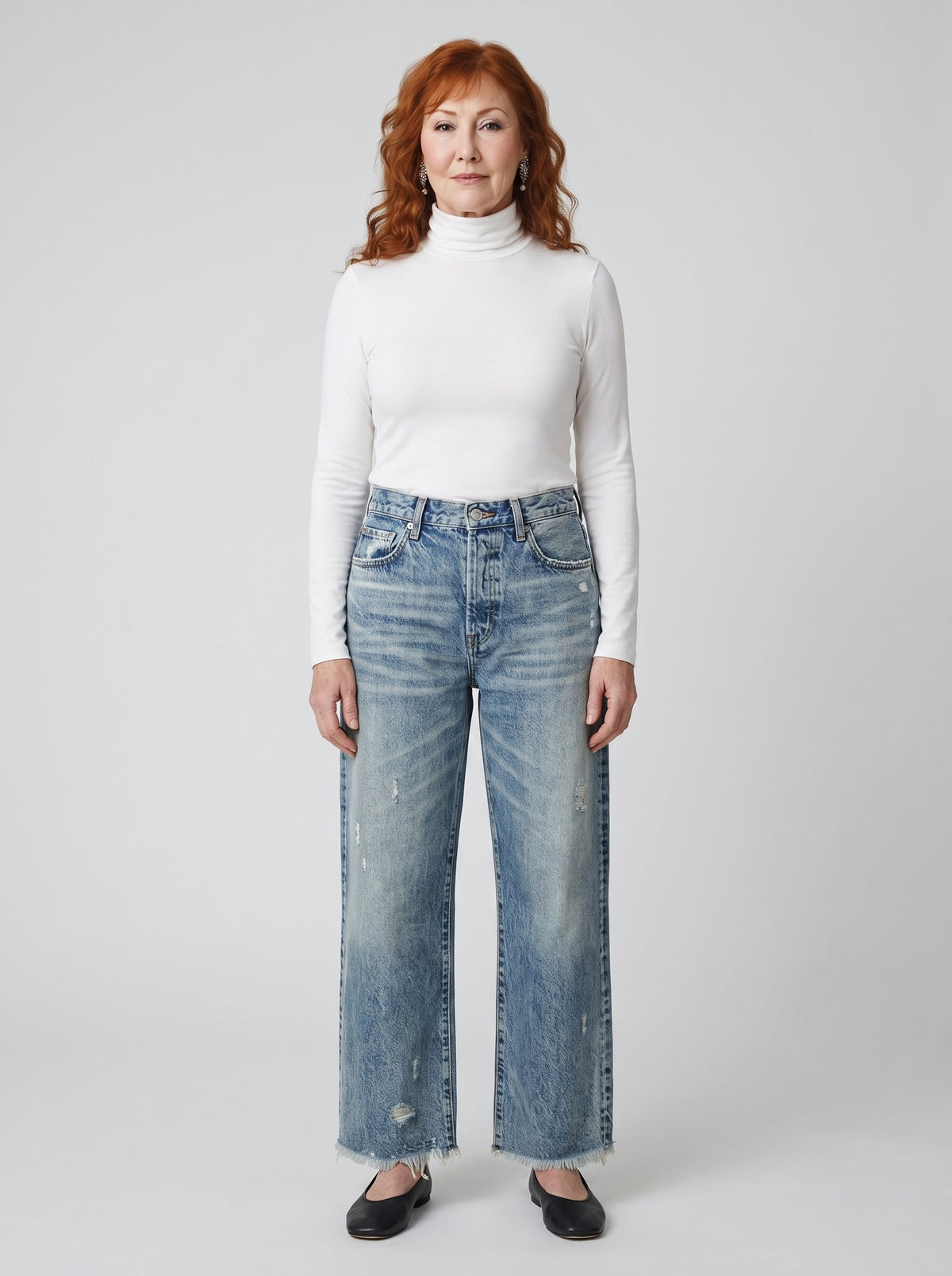 Cropped straight jeans in light blue denim with high waist and raw frayed hems