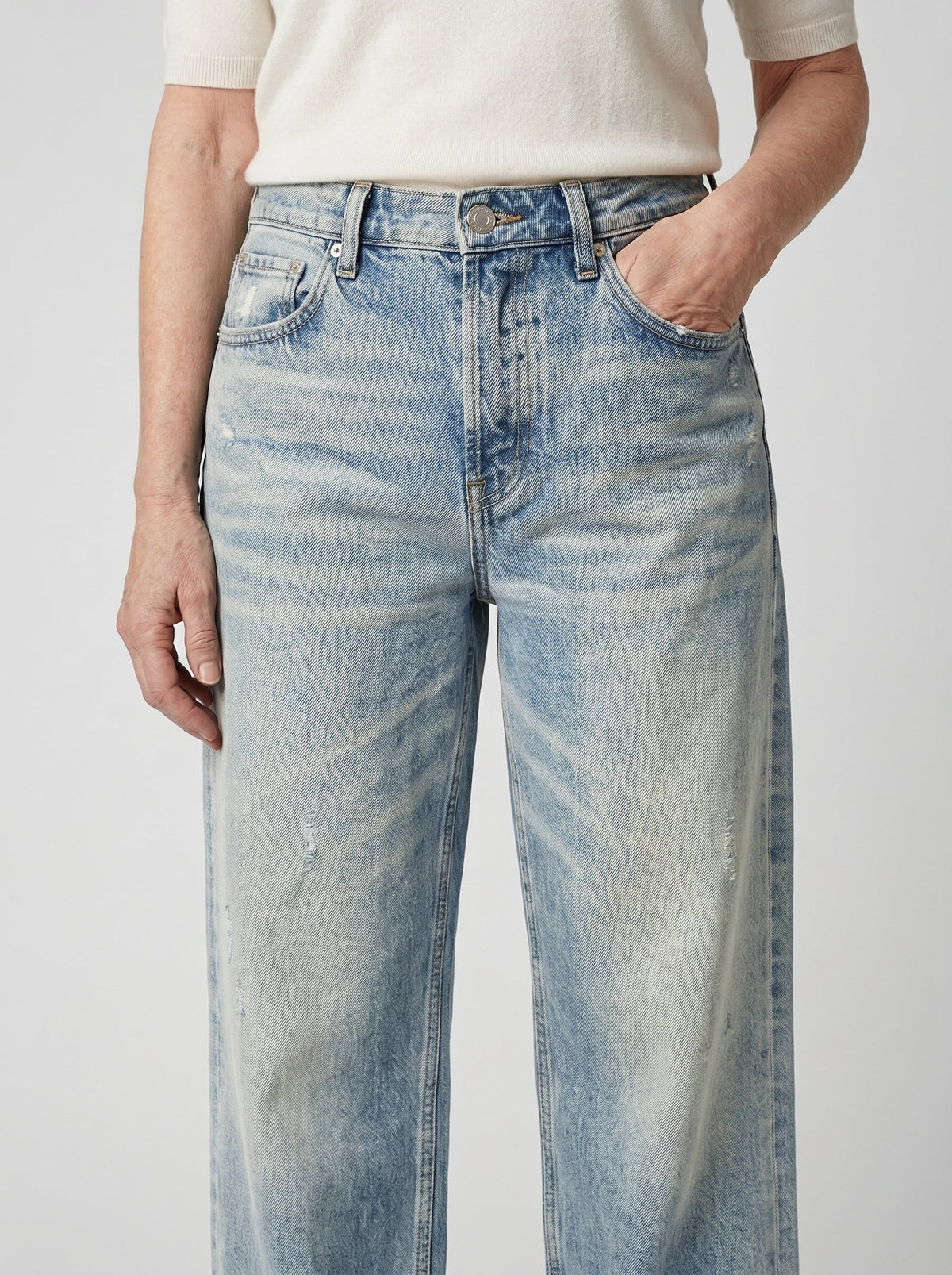 AILÍS retro straight jeans in light blue denim, high waist, relaxed fit