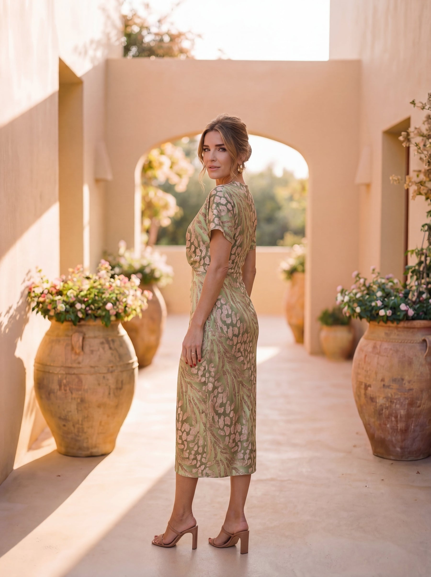 Vestito midi aderente con scollo a V, maniche corte e nodo in vita, fantasia verde e marrone