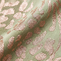 Tessuto del vestito: fondo verde salvia con stampa regolare a chiazze in toni marrone e rosa