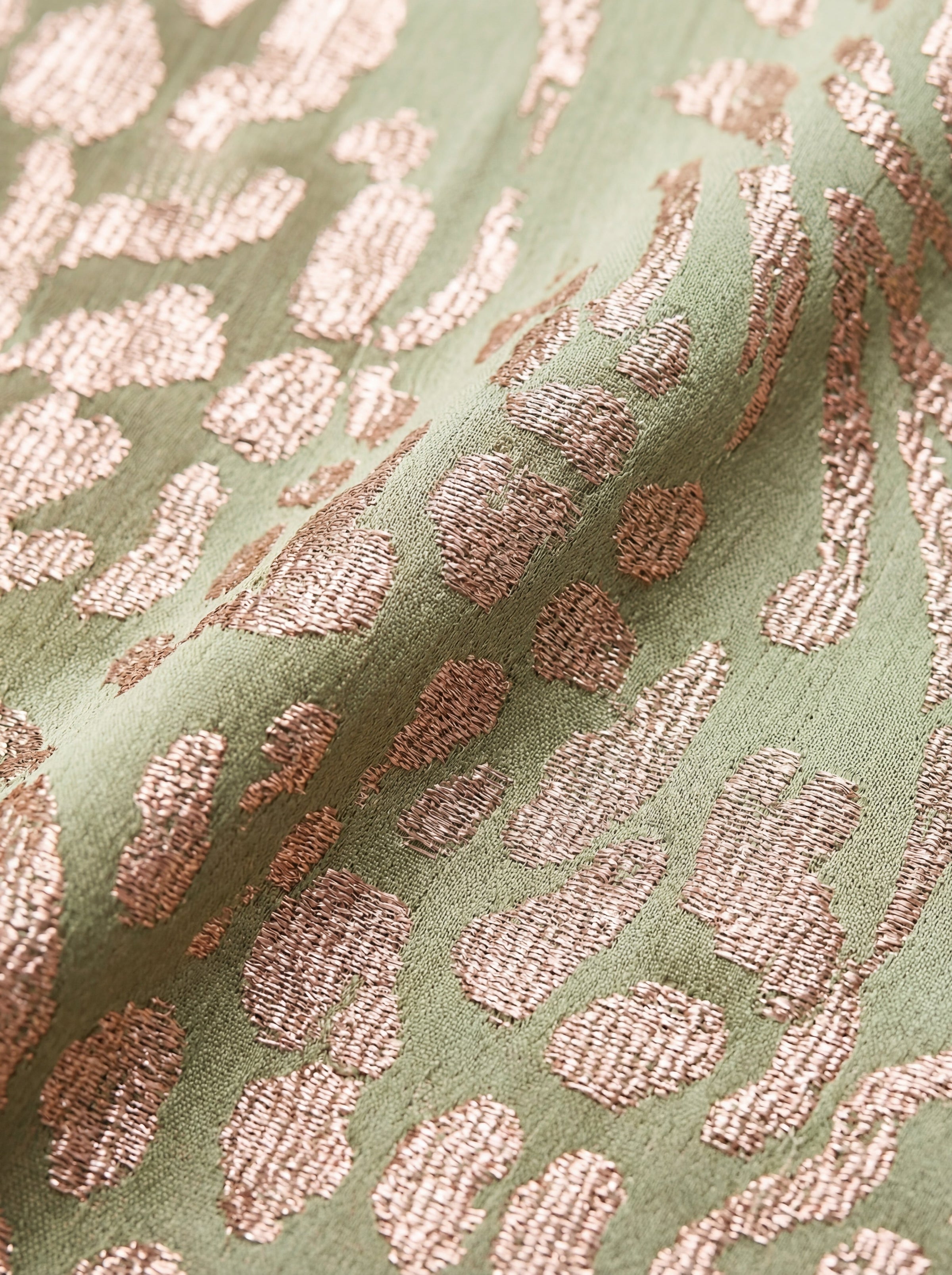 Tessuto del vestito: fondo verde salvia con stampa regolare a chiazze in toni marrone e rosa