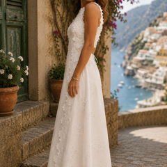 Abito maxi bianco ricamato a motivi floreali, scollo alto, gonna svasata