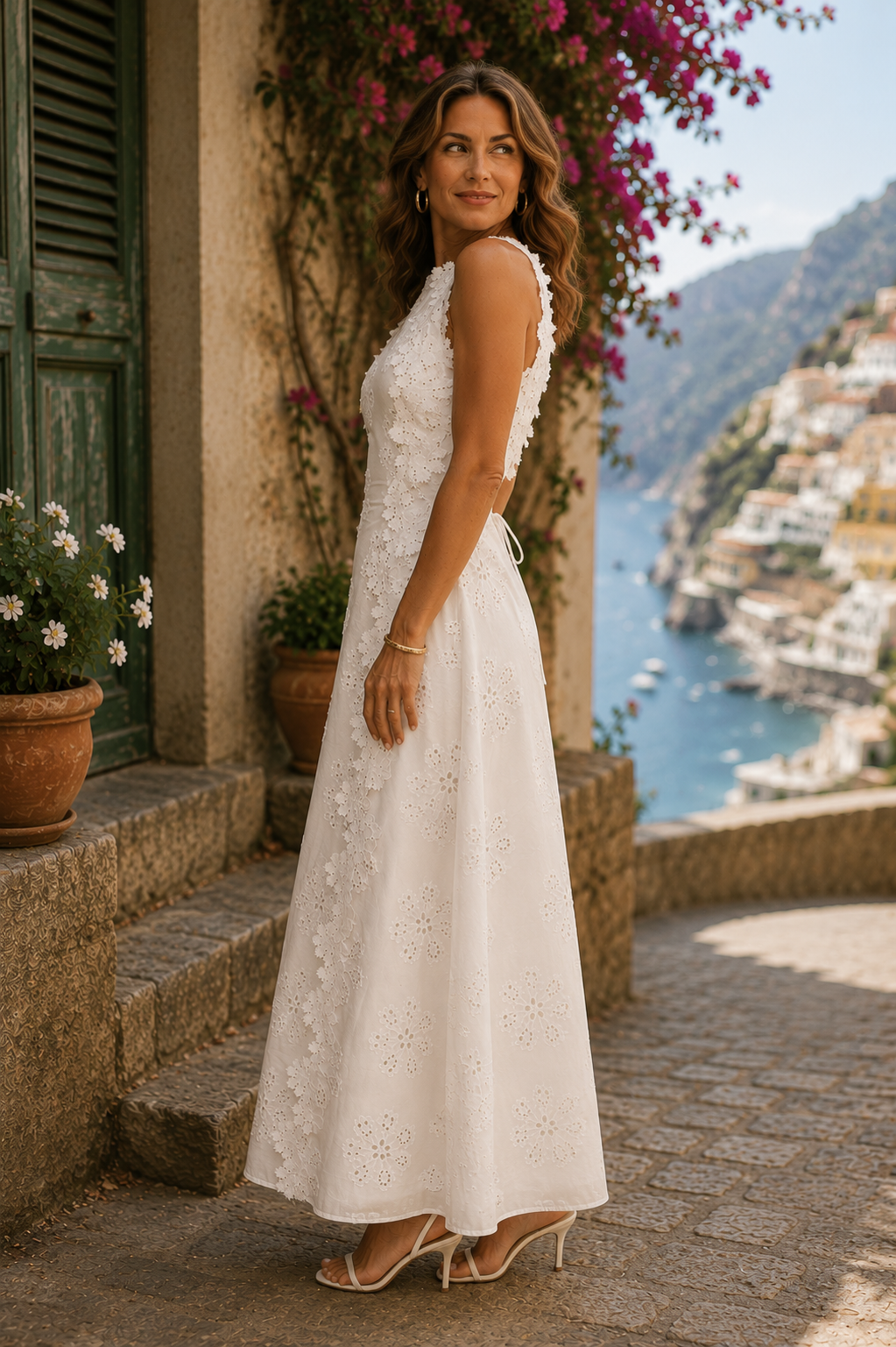 Abito maxi bianco ricamato a motivi floreali, scollo alto, gonna svasata