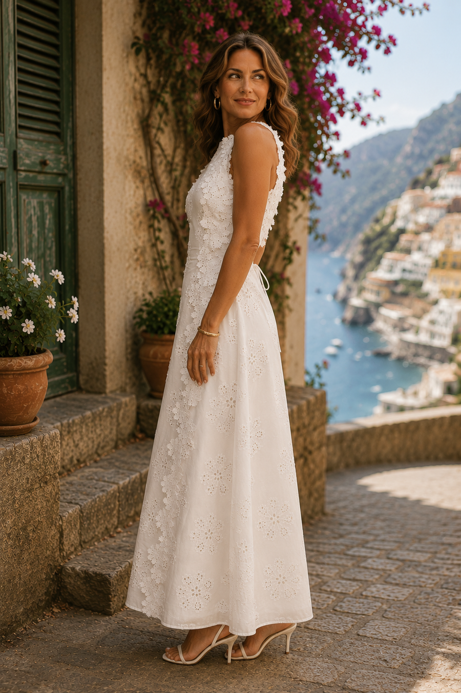 Abito maxi bianco ricamato a motivi floreali, scollo alto, gonna svasata