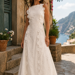 Abito maxi bianco con ricami a fiori e balze sulle spalle, scollo alto