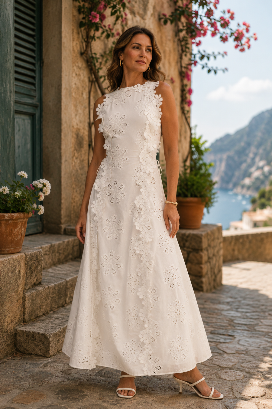 Abito maxi bianco con ricami a fiori e balze sulle spalle, scollo alto