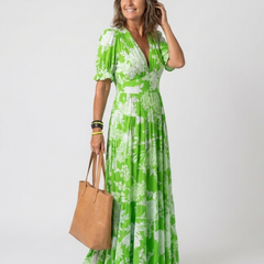Abito lungo verde con scollo a V, maniche corte, stampa floreale, vita arricciata.