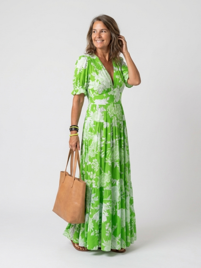 Abito lungo verde con scollo a V, maniche corte, stampa floreale, vita arricciata.