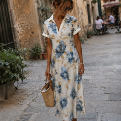 Vestito midi a fiori blu e beige con scollo a V, maniche corte e spacco laterale
