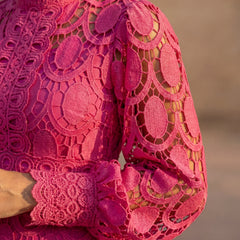 Abito rosa in pizzo: dettaglio colletto e manica a ricamo ad anelli