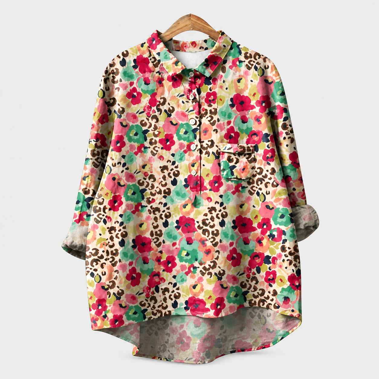 Blusa estiva elegante con stampa animalier e fiori, colletto, bottoni e taschino sul petto