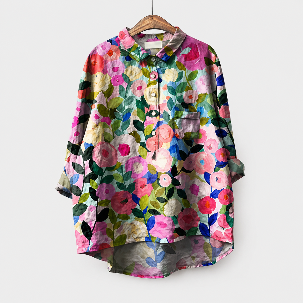 Blusa estiva con bottoni e colletto, stampa floreale multicolore, tasca sul petto