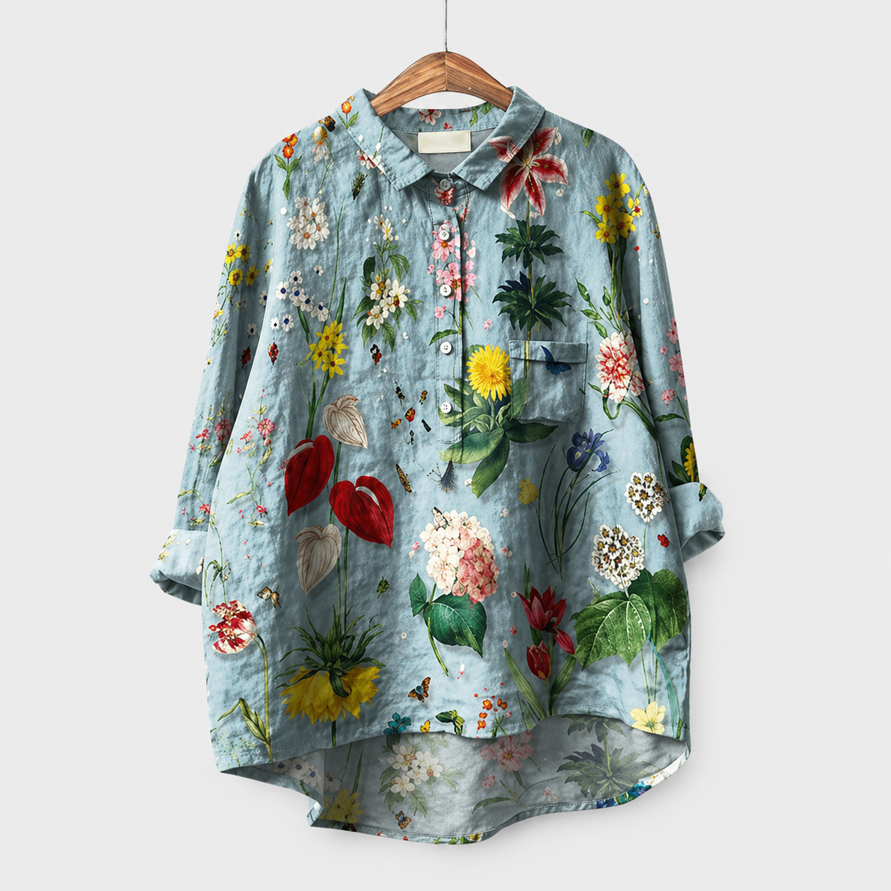 Blusa estiva azzurra a maniche lunghe con stampa floreale tropicale e bottoni