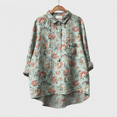 Blusa estiva panna con bottoni e colletto, stampa floreale rossa, tasca sul petto