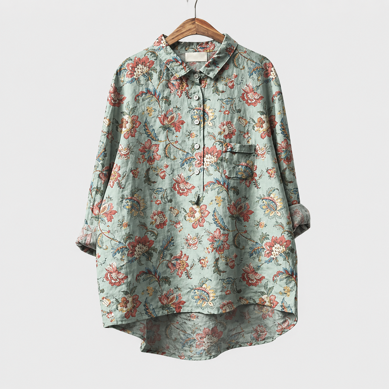 Blusa estiva panna con bottoni e colletto, stampa floreale rossa, tasca sul petto