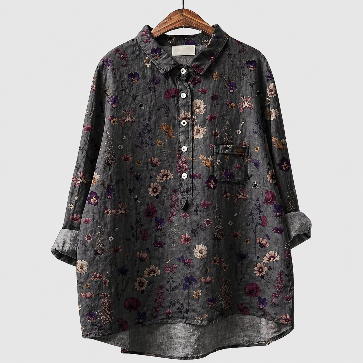 Blusa estiva elegante nera con stampa floreale colorata, bottoni davanti, collo a rever