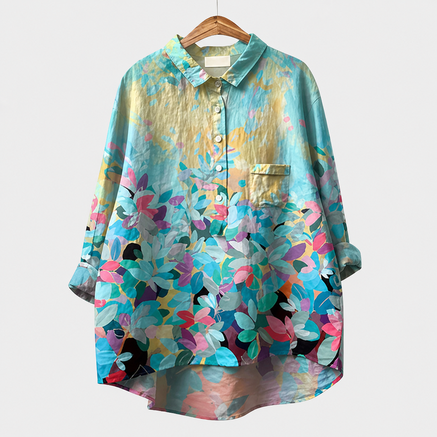 Blusa estiva azzurra a stampa floreale multicolore, colletto e bottoni, taschino sul petto