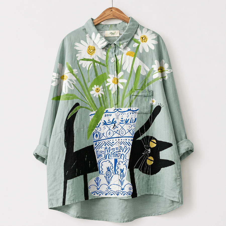 Blusa estiva verde salvia con maniche lunghe e bottoni, stampa fiori e farfalle nere