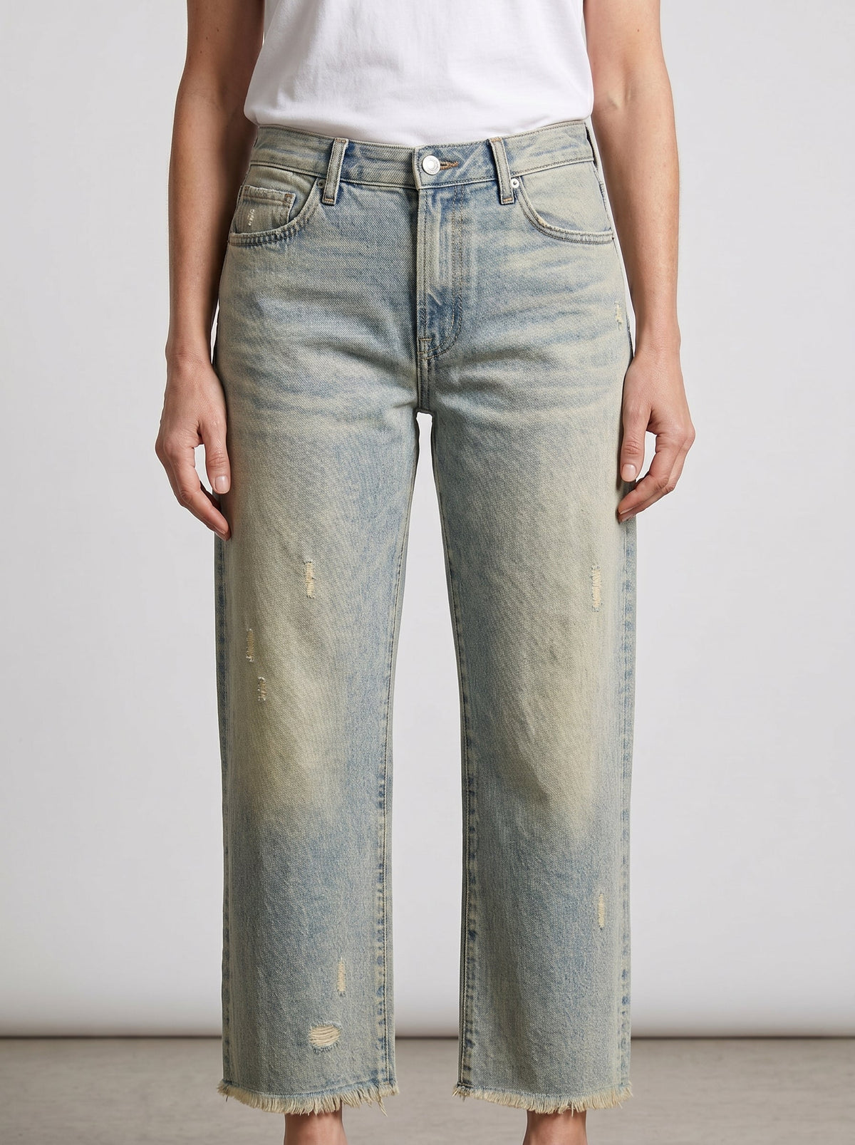 AILÍS retro cropped straight jeans, light-wash denim with frayed hems