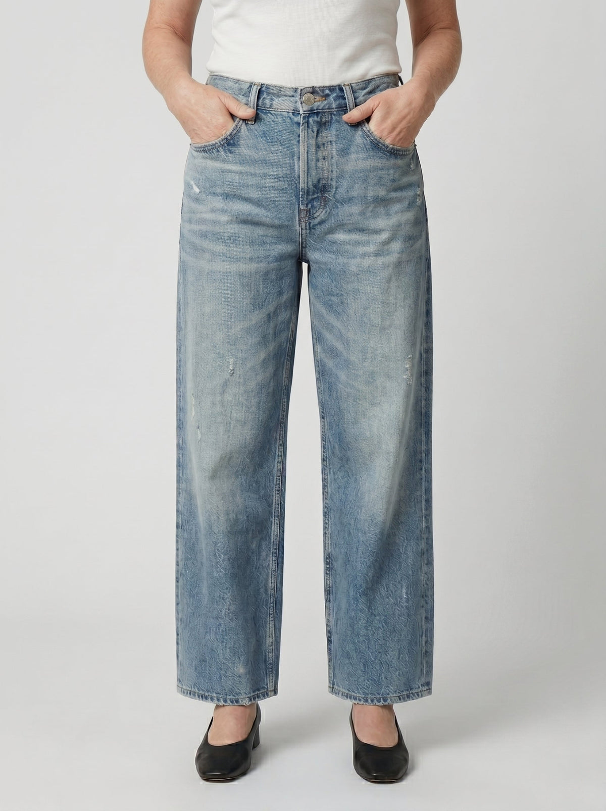 AILÍS cropped straight jeans, light blue high-waist front view