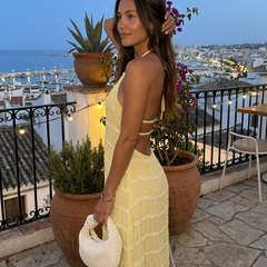 Abito lungo giallo a balze con scollo halter e schiena scoperta